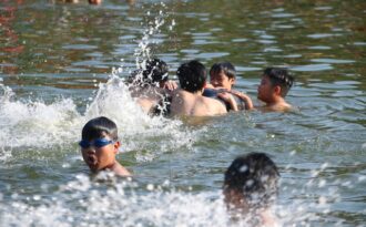 Trẻ thích thú với “bể bơi tự chế” từ ao làng ngoại thành Hà Nội