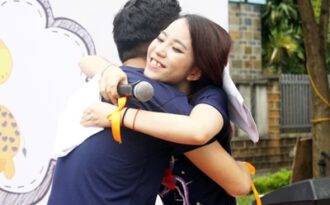 Bạn trẻ Hà thành lan tỏa yêu thương trong ngày hội Ôm quốc tế