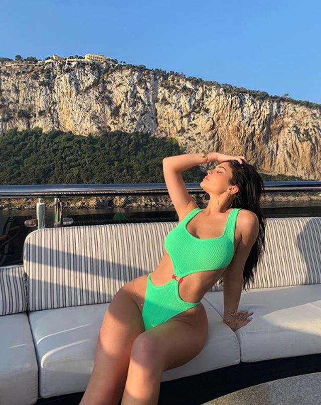 Kylie Jenner diện váy ngắn, khoe ngực đầy trên phố - 6