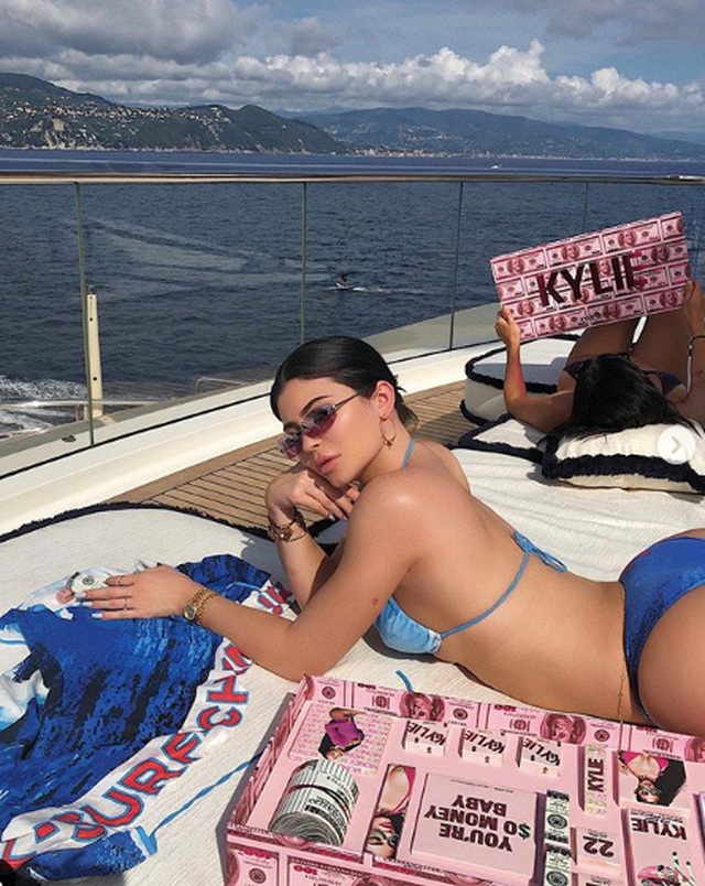 Kylie Jenner diện váy ngắn, khoe ngực đầy trên phố - 7