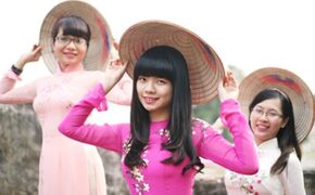 29 thanh niên Việt mang hình ảnh áo dài, nón lá ra quốc tế