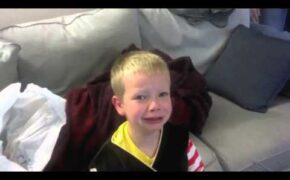 Chết cười với phản ứng của lũ trẻ khi bị bố mẹ lừa ăn hết kẹo