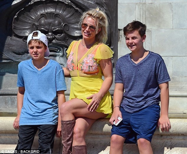  Ngày 3/8, Britney Spears bất ngờ xuất hiện trên đường phố London cùng 2 con trai Sean, 12 tuổi và Jayden, 11 tuổi 