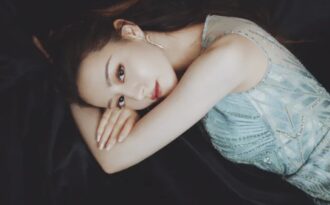 Địch Lệ Nhiệt Ba hút mắt với váy xuyên thấu, lộ hình thể xuất sắc