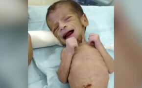 Bé gái 4 ngày tuổi sống sót kỳ diệu sau khi bị chôn sống