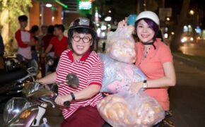 Thanh Thảo “khệ nệ” ôm bánh mì phát cho người nghèo