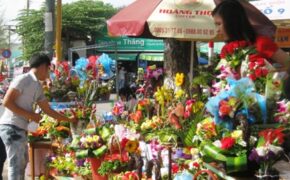 Dư âm 20/10: Cử nhân, chuyên viên BĐS cũng đi… bán hoa