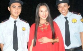 Bi hài 9X làm vệ sỹ cho “sao”