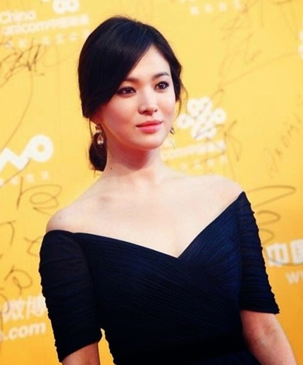 Song Hye Kyo thu hút giới truyền thông khi xuất hiện trên thảm đỏ của đêm khai mạc LHP