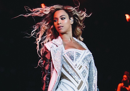 Beyoncé Knowles là một trong những nghệ sĩ dẫn đầu đề cử Grammy năm 2015 với 6 đề cử khác nhau.