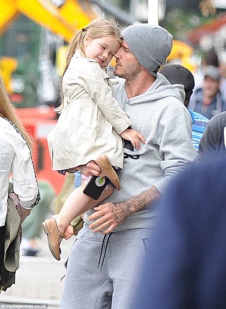 Vợ chồng Beckham hạnh phúc kỷ niệm 16 năm ngày cưới - 6 Thiên thần nhỏ nhà Beckham hạnh phúc bên bố