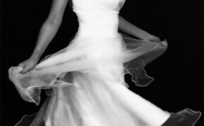 Chuyện cảm động về cô nữ sinh rao bán mình cứu mẹ