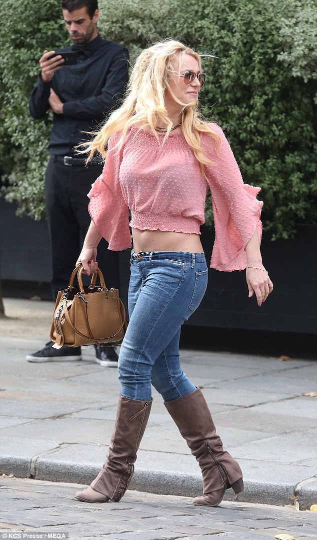  Britney Spears xuất hiện tại Paris, Pháp, ngày 27/8. Cô diện quần jeans ôm sát, áo crop top khoe eo và bốt cao cổ. 