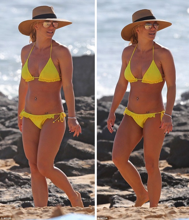  Britney Spears thu hút mọi ánh nhìn khi xuất hiện trên bãi biển Hawaii, ngày 4/1. Cô đang đi nghỉ cùng hai cậu con trai nhân dịp năm mới. 