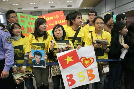 Fan Hà Nội quyết đợi 5 tiếng để gặp thần tượng BSB