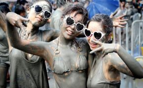 Thiếu nữ Hàn Quốc quậy tưng bừng tại lễ hội bùn