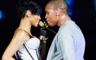 Chris Brown không thể tới Anh vì tội đánh người yêu