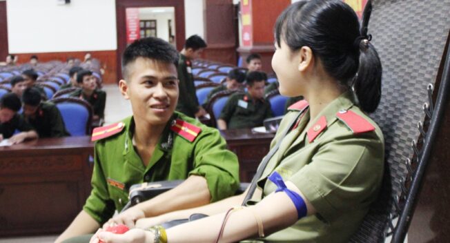 Tuổi trẻ công an Nghệ An hiến máu cứu người bệnh