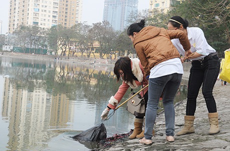 Tiến hành vớt rác ven hồ