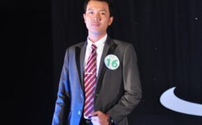 Xem chàng lính “bảnh trai” Campuchia khoe tài ảo thuật