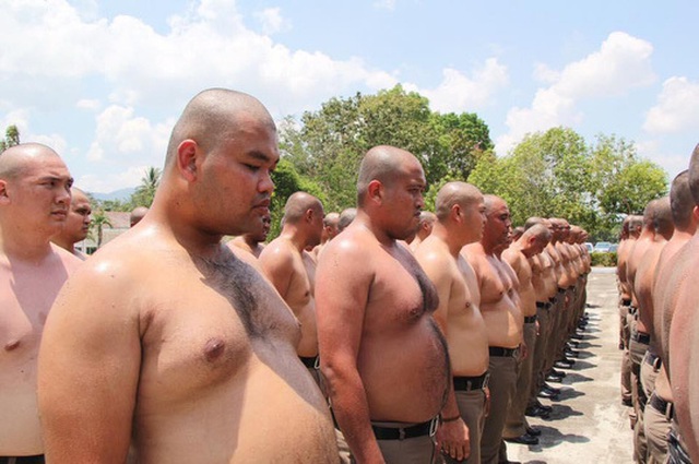 Thừa cân béo phì, cảnh sát Thái Lan bị gửi đến trại... triệt mỡ - 2