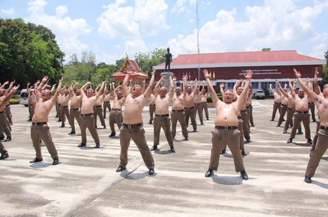 Thừa cân béo phì, cảnh sát Thái Lan bị gửi đến trại... triệt mỡ - 1