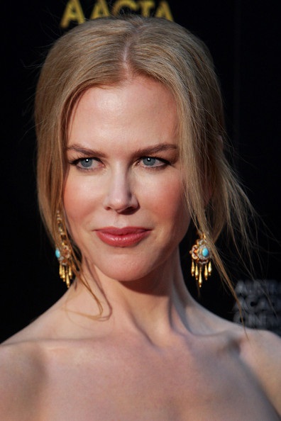 Nicole Kidman không kém gợi cảm