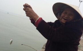 Cụ bà U80 vẫn hàng ngày câu cá mưu sinh