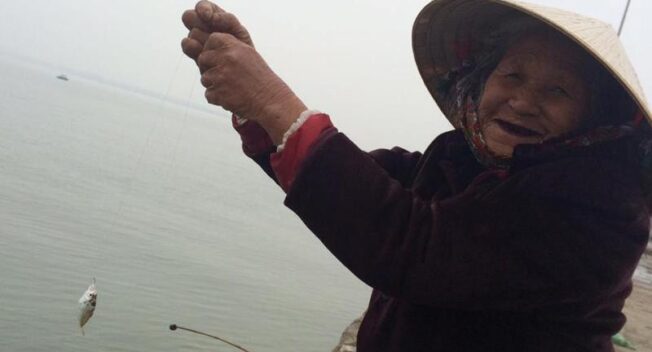 Cụ bà U80 vẫn hàng ngày câu cá mưu sinh