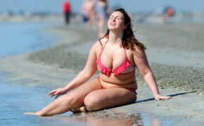 Chanelle Hayes gây choáng với thân hình xồ xề