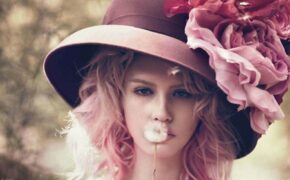 Vẻ thơ ngây của Charlotte Free