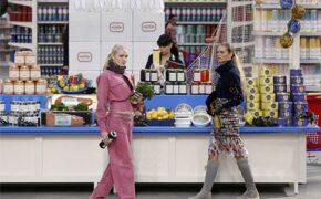 Dàn siêu mẫu của Chanel diễn thời trang trong… siêu thị