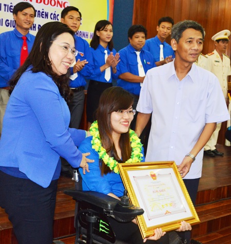 Chị Nguyễn Lý Hồng Nhung, một gương người khuyết tật được tuyên dương trong học tập.