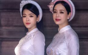 NSƯT Chiều Xuân và con gái út đẹp dịu dàng trong tà áo dài