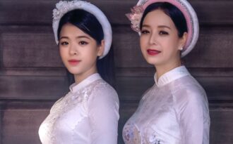 NSƯT Chiều Xuân và con gái út đẹp dịu dàng trong tà áo dài