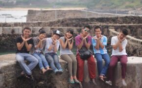 Chuyện tình rối như tơ vò dưới chuyến xe hồng