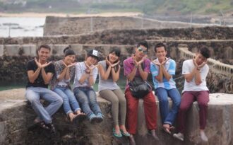 Chuyện tình rối như tơ vò dưới chuyến xe hồng