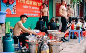 Tranh cãi dàn trai đẹp, cởi trần “khoe cơ bắp” phục vụ quán ăn vỉa hè Hà Nội