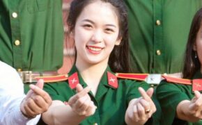 Cô giáo Quốc phòng xinh và vui tính thế này, học sinh nào chẳng “mê”