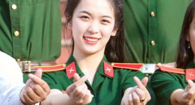 Cô giáo Quốc phòng xinh và vui tính thế này, học sinh nào chẳng “mê”