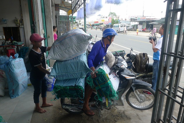 Trước dấu hiện mùa nước nổi đang dâng cao, bà con ngư dân tranh thu mua sắm ngư cụ, chuẩn bị đánh bắt tôm, cá