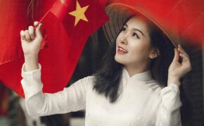 Thiếu nữ nô nức khoe ảnh áo dài màu cờ Tổ quốc