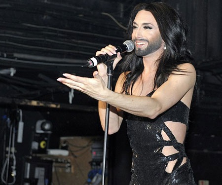 Conchita Wurst diện chiếc đầm rất gợi cảm khoe chân thon và thể hiện thành công lại ca khúc