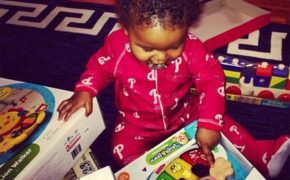 Người mẫu gợi cảm khoe ảnh con trai bóc quà giáng sinh