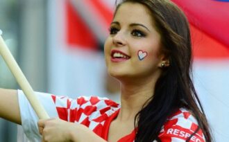 Đến lượt thiếu nữ cổ động ĐT Croatia gây “sốt” mạng