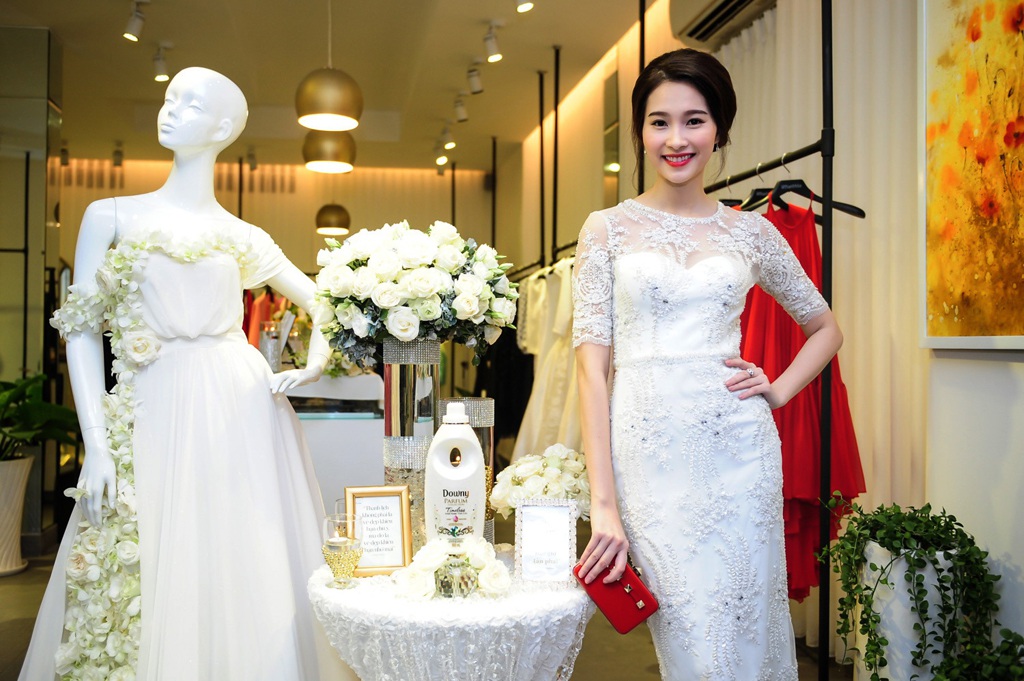 Hoa hậu Đặng Thu Thảo xuất hiện trong chiếc váy trắng kín đáo,