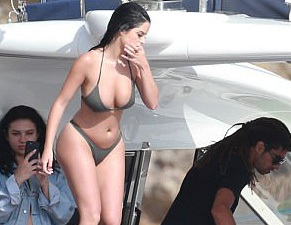 Tình cũ của Rapper gốc Việt tiếp tục khoe đường cong