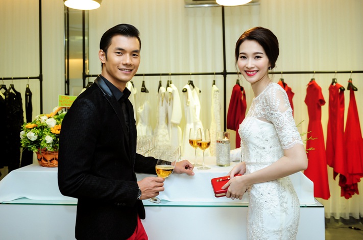 Nhan Phúc Vinh lịch thiệp sánh vai cùng người đẹp. Anh úp mở thừa nhận