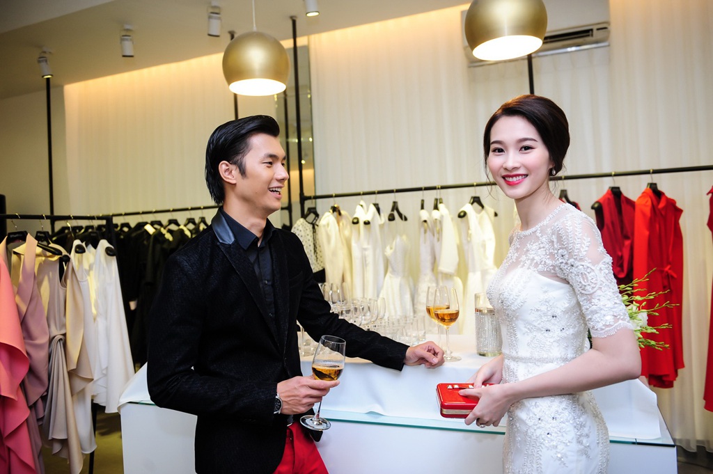 “Hùng” Nhan Phúc Vinh không ngừng thể hiện cử chỉ tình cảm,