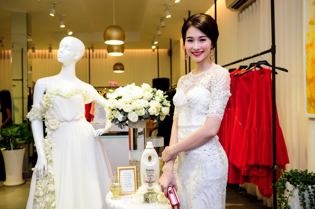Bắt gặp Đặng Thu Thảo “thân mật” bên Nhan Phúc Vinh - 5 Đặng Thu Thảo chọn cách ướp hương cho quần áo bằng Downy Timeless